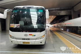 服務(wù)全國兩會(huì)的歐輝客車